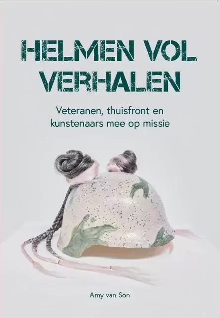 De cover van 'Helmen vol verhalen'. © Aangeleverde foto