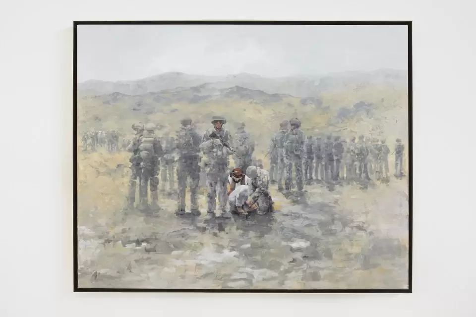 ’The army is a human heart’ van Roxanne Monsanto raakt veel bezoekers in het hart. Een gewonde, gevangengenomen Taliban-strijder wordt verzorgd terwijl van alle kanten gevaar dreigt. © Foto BureauBeeld